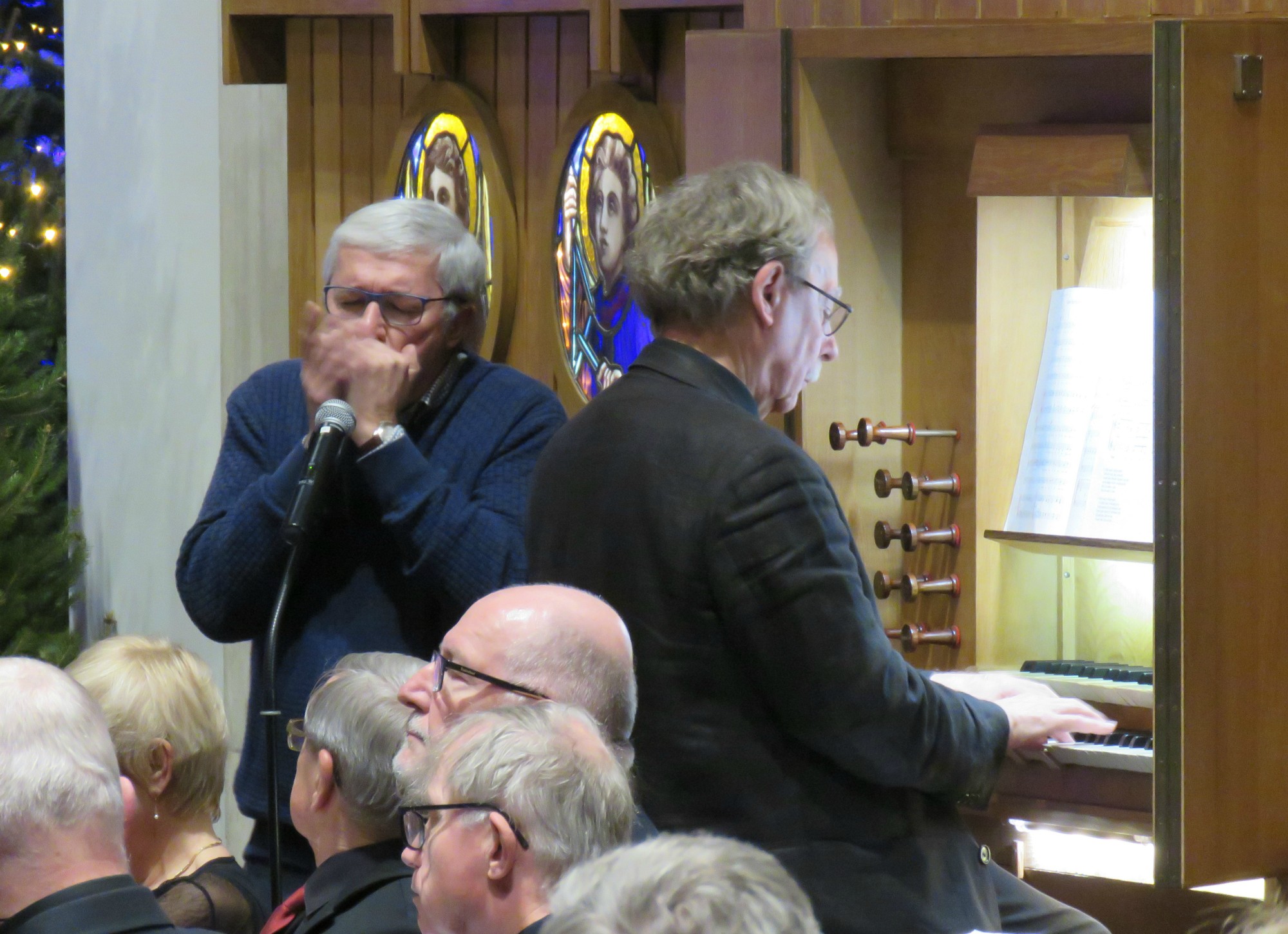 'Stille Nacht', ingezet door Jan Van Noten, mondharmonica, en Joannes Thuy aan het orgel